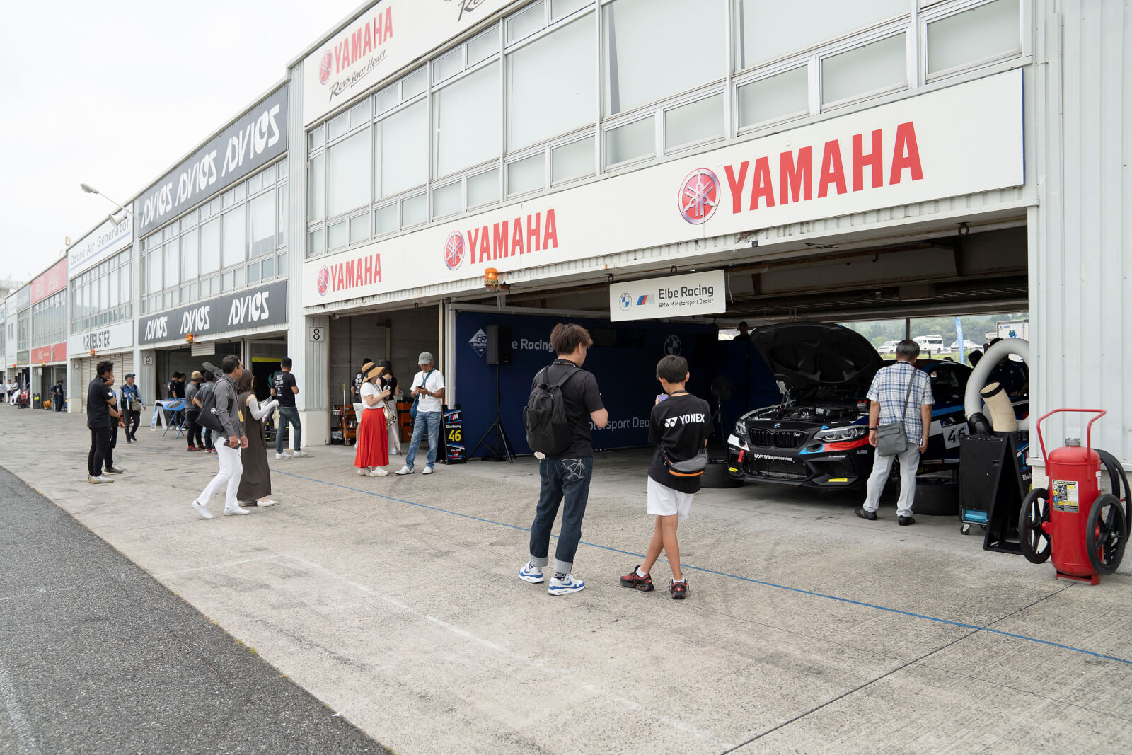岡山国際サーキットのピットとBMW & MINI Racingパドック