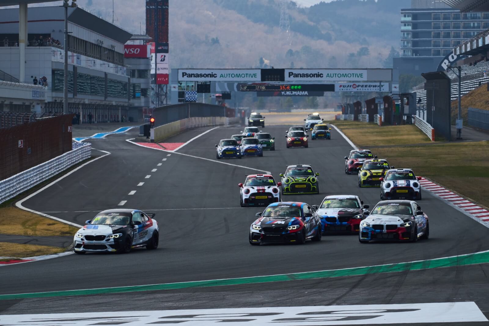 BMW & MINI Racingを走るBMWとMINIのレースカー