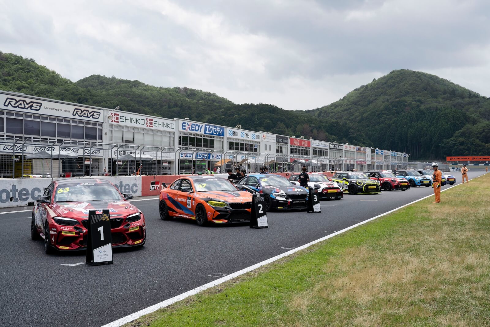 BMW & MINI Racing 2025 岡山ラウンド フィニッシュ後のシーン